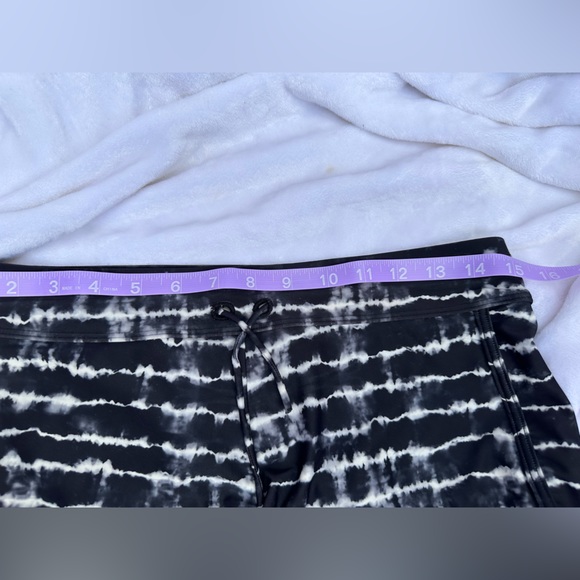 Athleta Girl size XXL- great used condition. Black and white stripe - Picture 4 of 7